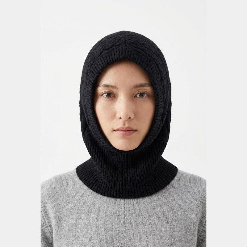 Cagoule Laine Noire portée sur fond blanc