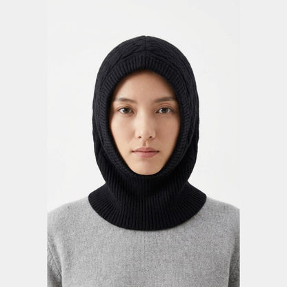 Cagoule Laine Noire portée sur fond blanc