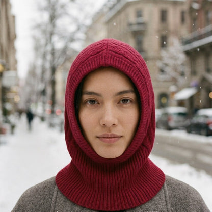 Cagoule Laine Rouge portée en extérieur