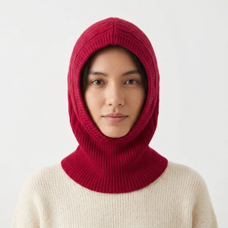 Cagoule Laine Rouge portée sur fond blanc