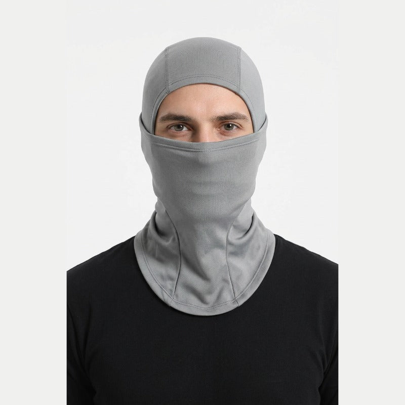 Cagoule Légère portée sur fond blanc