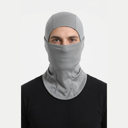 Cagoule Légère portée sur fond blanc
