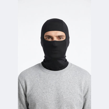 Cagoule Moto Noire portée sur fond blanc