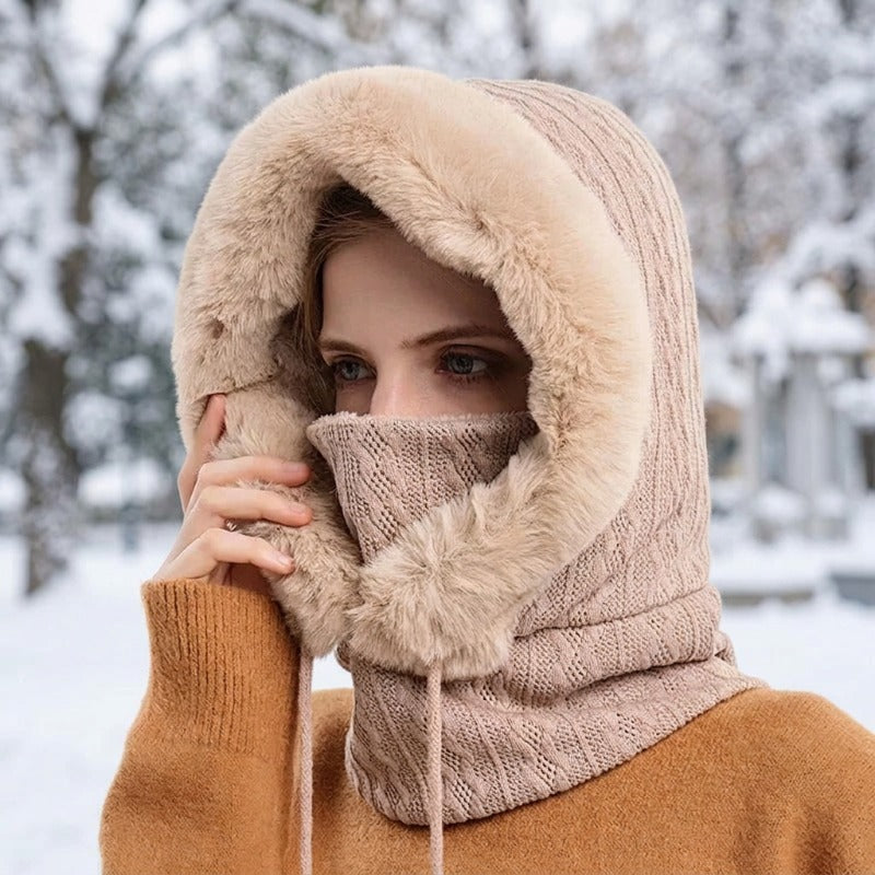 Cagoule Neige Beige portée en extérieur