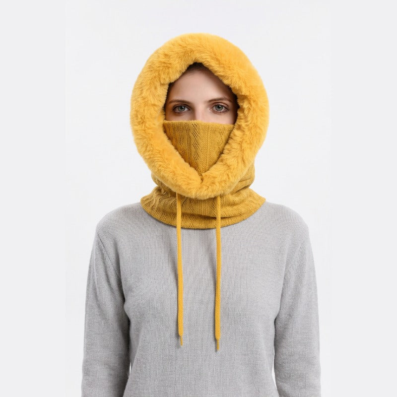 Cagoule Neige Jaune portée sur fond blanc