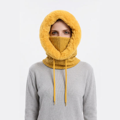 Cagoule Neige Jaune portée sur fond blanc