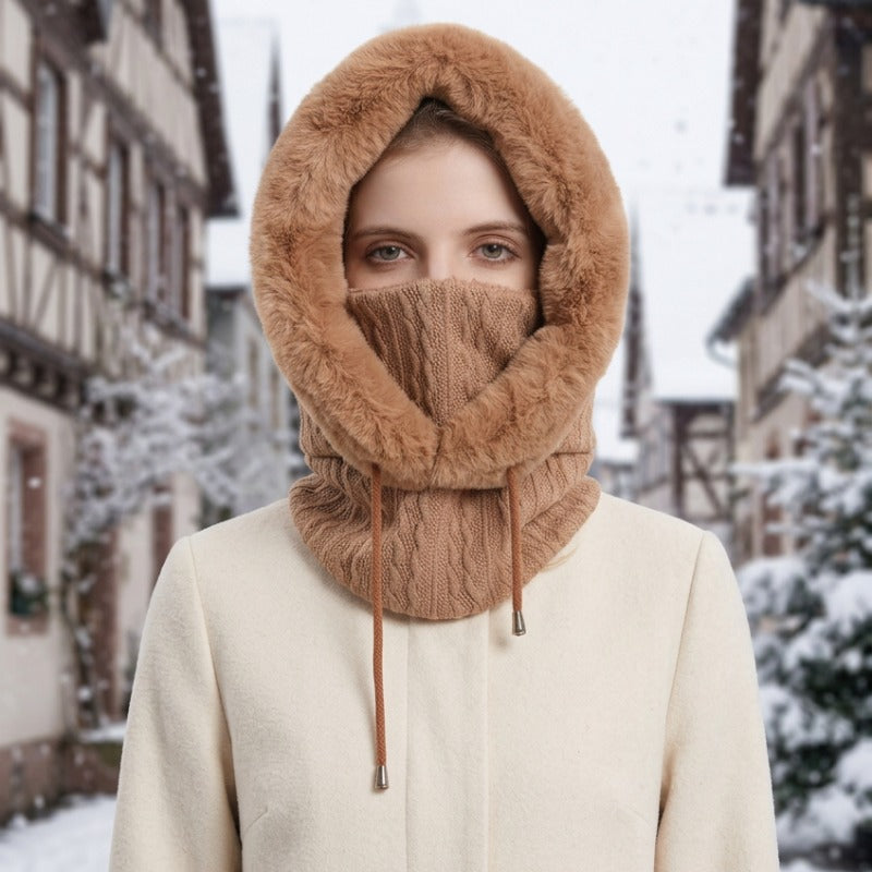 Cagoule Neige Marron portée en extérieur