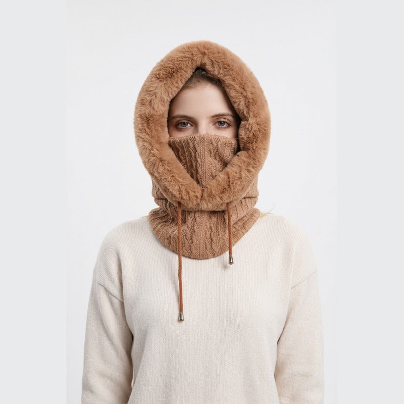 Cagoule Neige Marron portée sur fond blanc