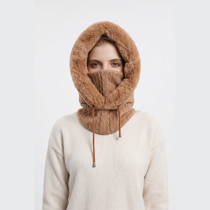 Cagoule Neige Marron portée sur fond blanc
