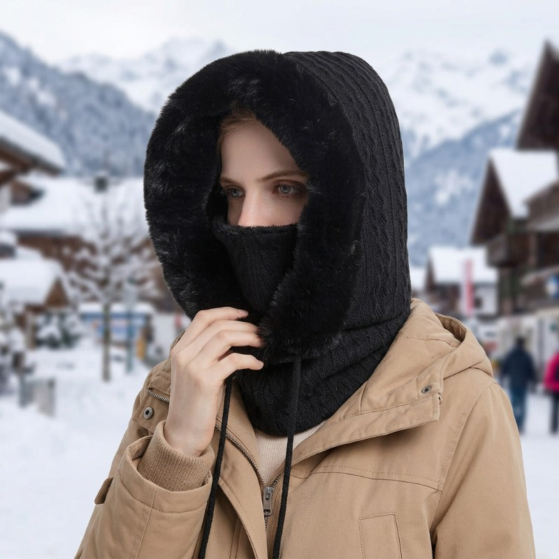 Cagoule Neige Noire portée en extérieur