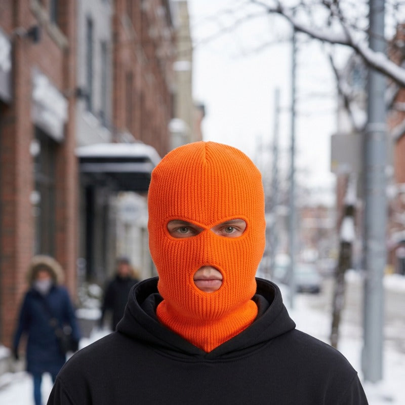 Cagoule Orange Homme portée en extérieur