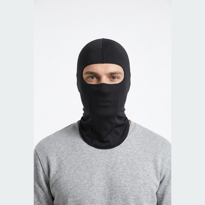 Cagoule Rider portée sur fond blanc