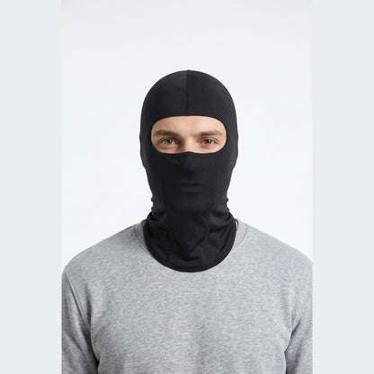 Cagoule Rider portée sur fond blanc