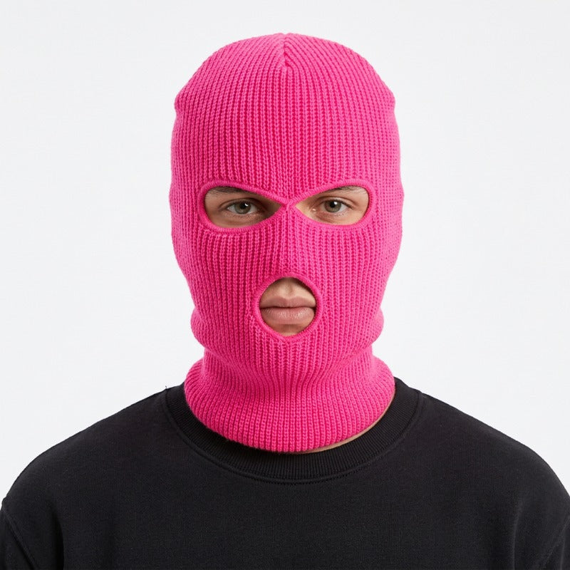 Cagoule Rose Homme portée sur fond blanc