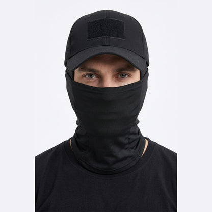Cagoule Soldat Noire portée sur fond blanc