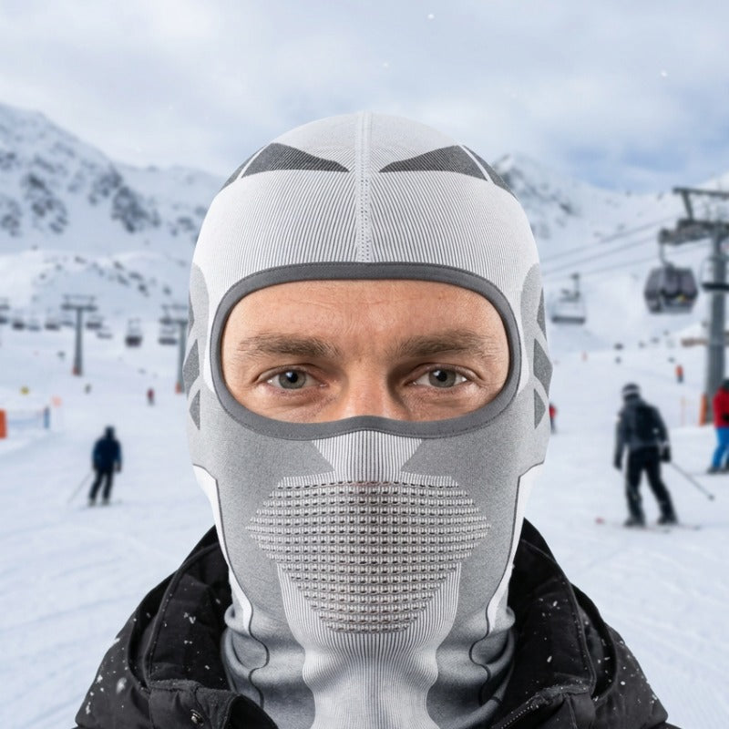 Cagoule Thermique Blanche portée en extérieur