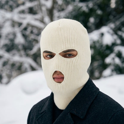 Cagoule Trois Trous Blanche portée en extérieur