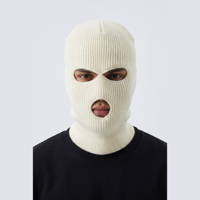Cagoule Trois Trous Blanche portée sur fond blanc