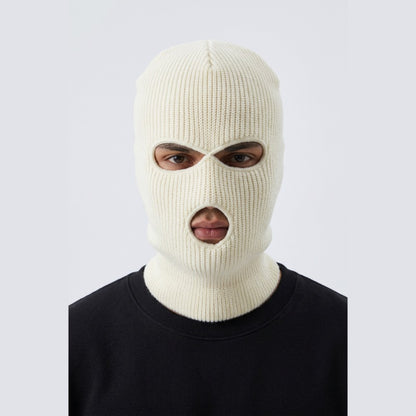Cagoule Trois Trous Blanche portée sur fond blanc