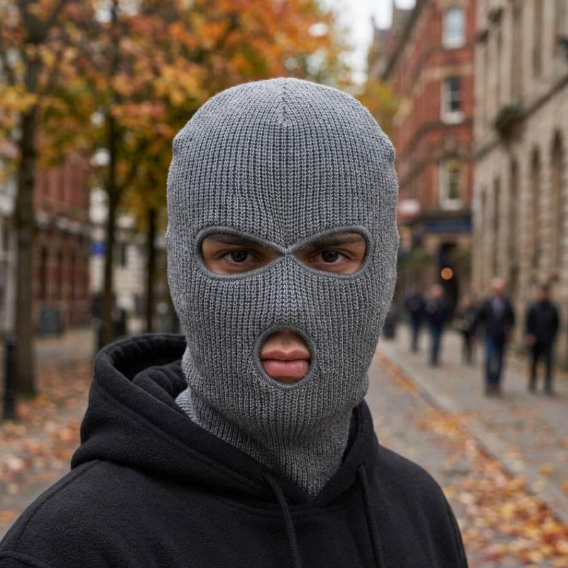 Cagoule Trois Trous Grise portée en extérieur