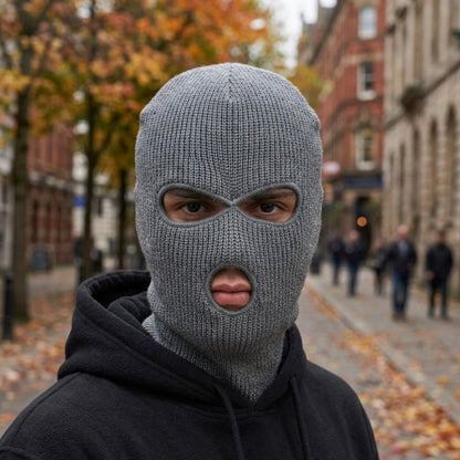 Cagoule Trois Trous Grise portée en extérieur