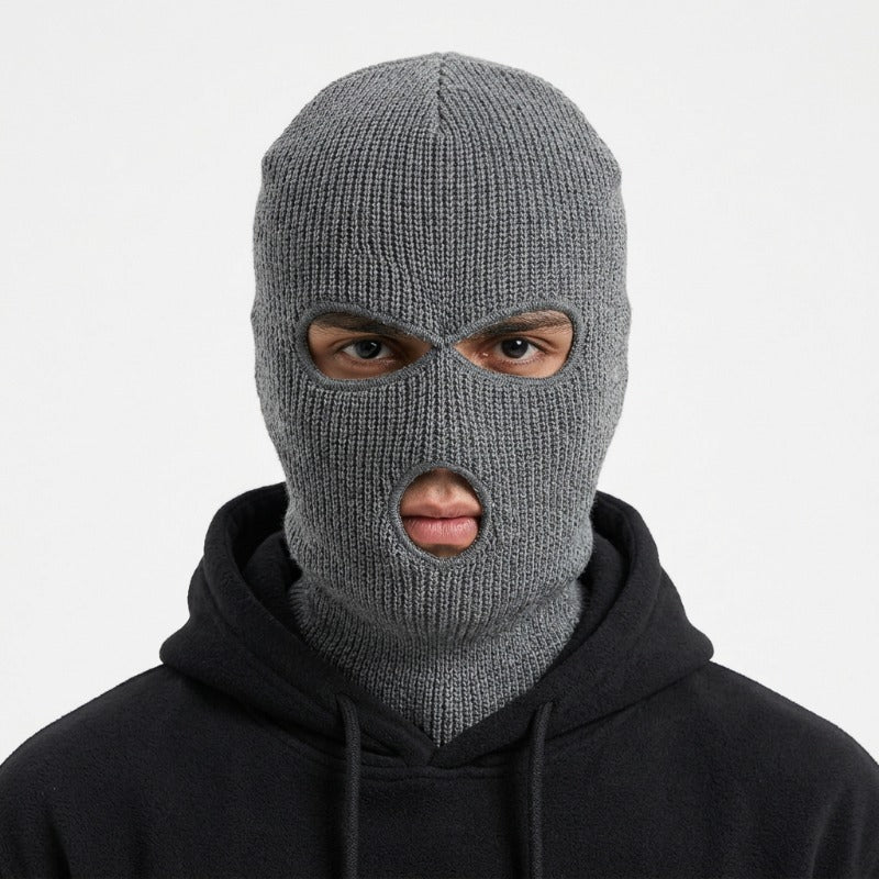 Cagoule Trois Trous Grise portée sur fond blanc