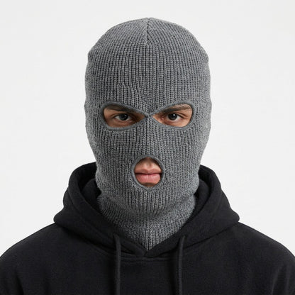 Cagoule Trois Trous Grise portée sur fond blanc