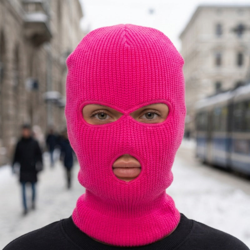 Cagoule Trois Trous Rose portée en extérieur