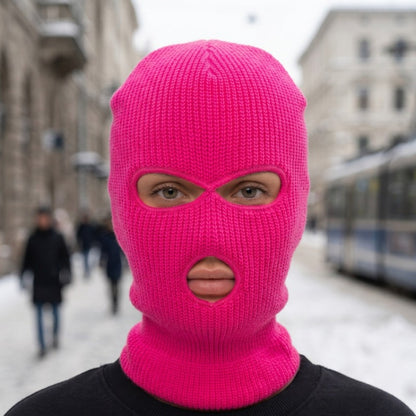 Cagoule Trois Trous Rose portée en extérieur