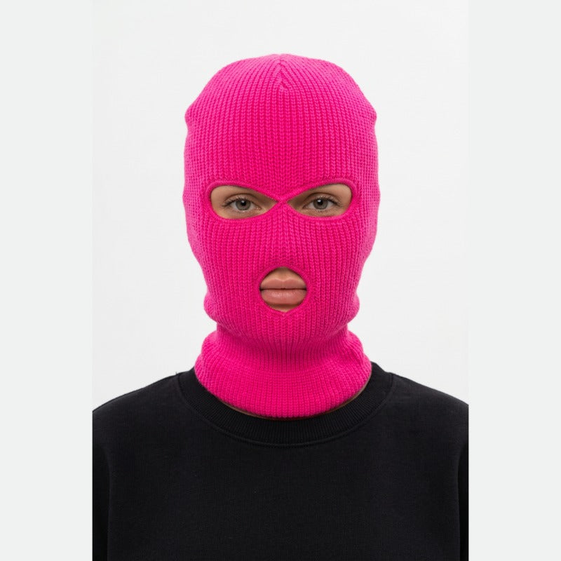 Cagoule Trois Trous Rose portée sur fond blanc