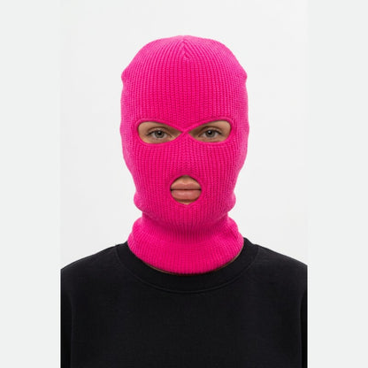 Cagoule Trois Trous Rose portée sur fond blanc