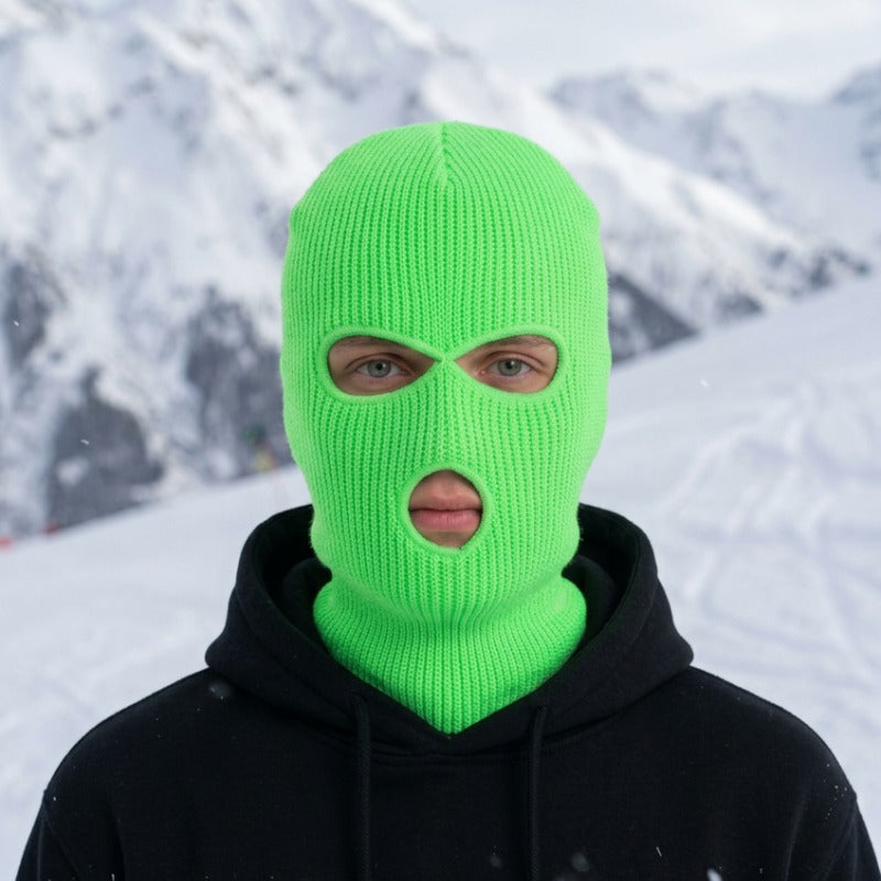 Cagoule Trois Trous Verte portée en extérieur