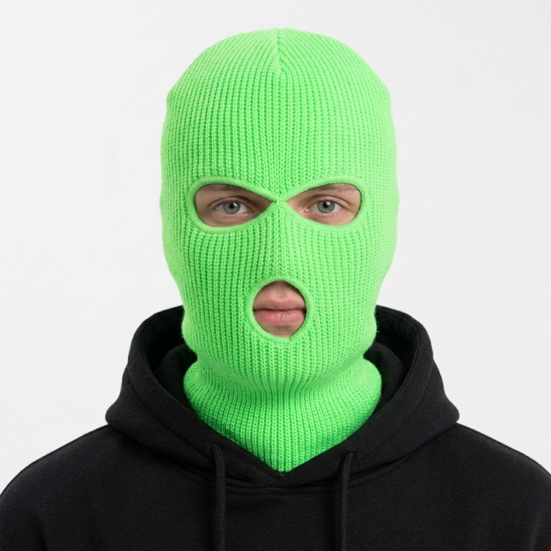 Cagoule Trois Trous Verte portée sur fond blanc