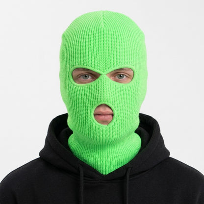 Cagoule Trois Trous Verte portée sur fond blanc