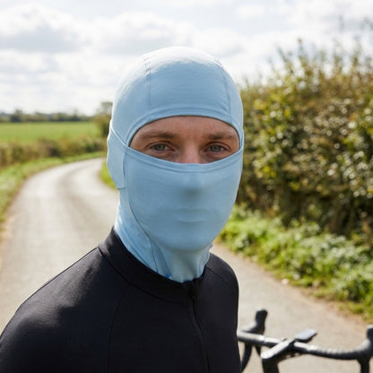 Cagoule Vélo Bleue portée en extérieur