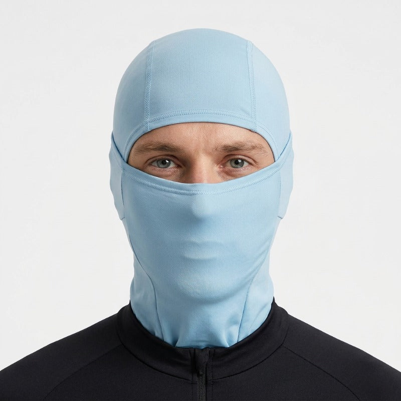 Cagoule Vélo Bleue portée sur fond blanc