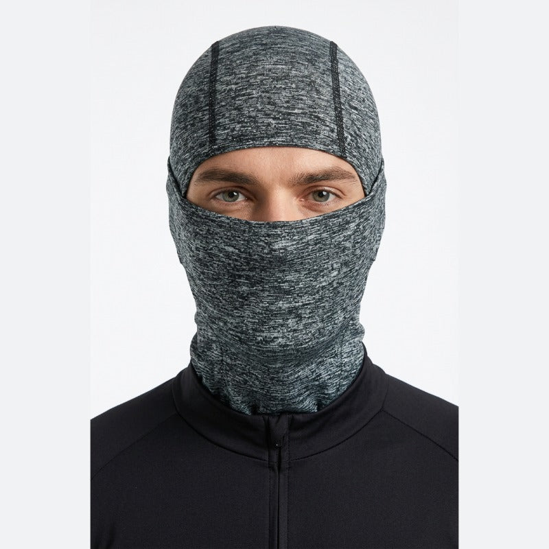 Cagoule Vélo Grise portée sur fond blanc
