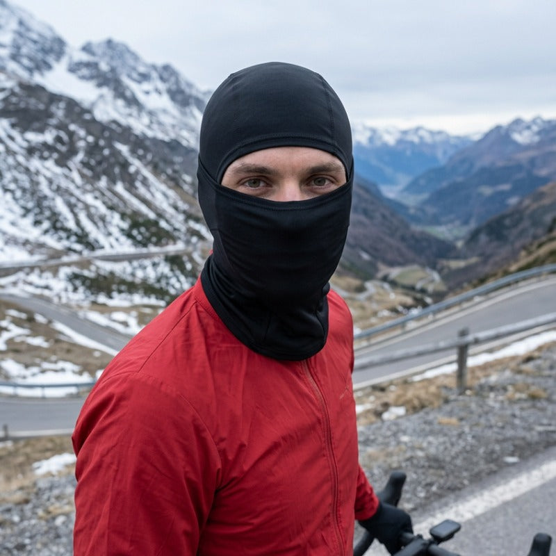 Cagoule Vélo Noire portée en extérieur