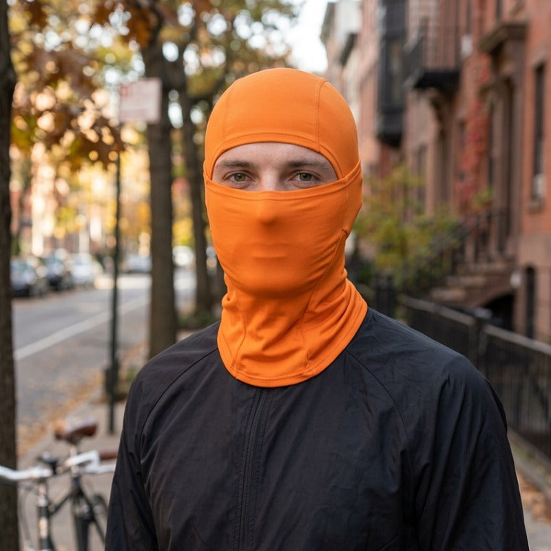 Cagoule Vélo Orange portée en extérieur
