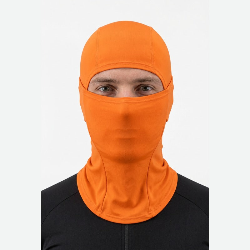 Cagoule Vélo Orange portée sur fond blanc