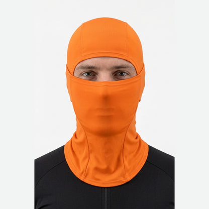 Cagoule Vélo Orange portée sur fond blanc