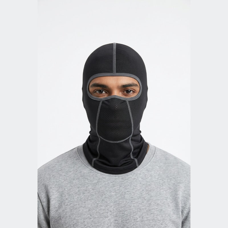 Cagoule Ventilée Noire portée sur fond blanc