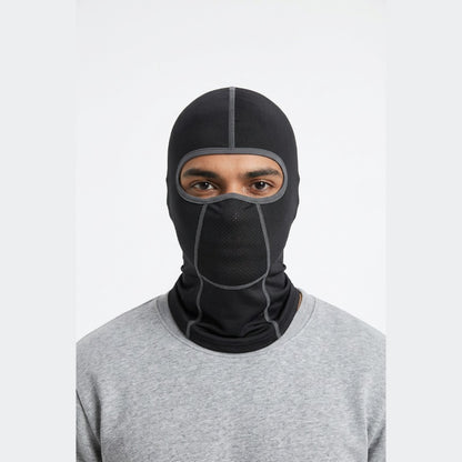 Cagoule Ventilée Noire portée sur fond blanc