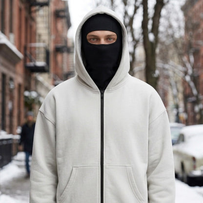 Cagoule Veste Grise portée en extérieur