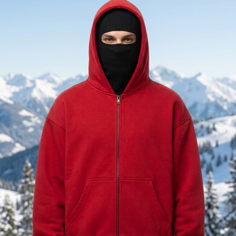 Cagoule Veste Rouge portée en extérieur