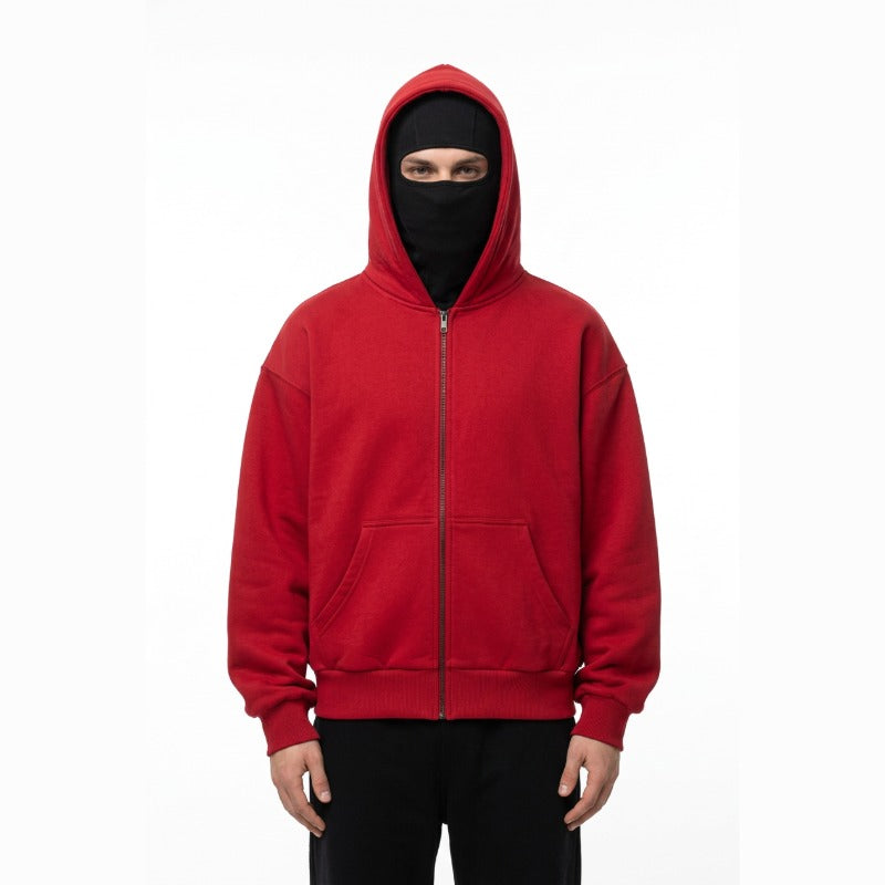Cagoule Veste Rouge portée sur fond blanc