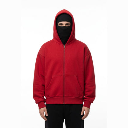 Cagoule Veste Rouge portée sur fond blanc