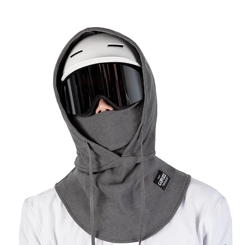 cagoule hivernale grise porter par un homme sur un fond blanc