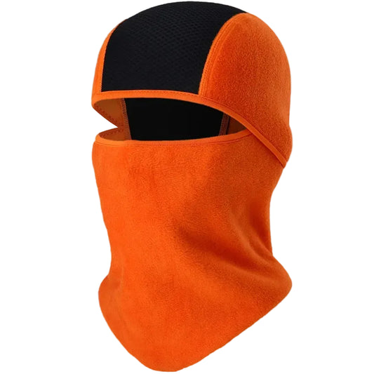 une cagoule ski de couleur orangesur un fond blanc