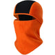 une cagoule ski de couleur orangesur un fond blanc